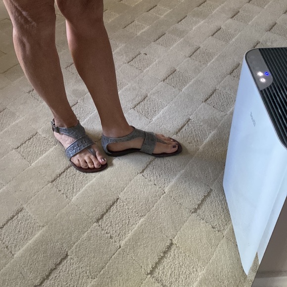 Leather sandals with thong toe and adjustable strap. Back of foot support - Picture 3 of 11